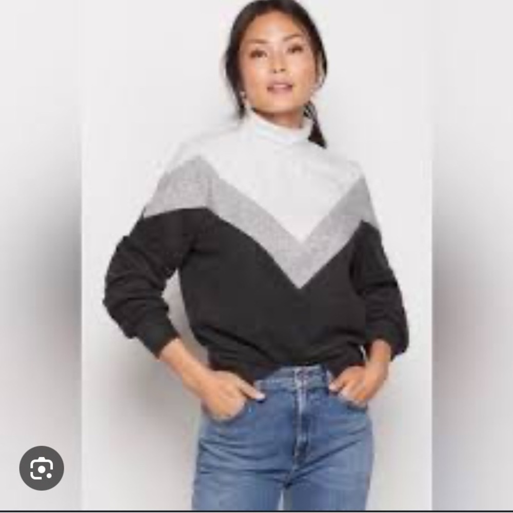 Evereve Black, Gray & White Chevron Mock-Neck Pullover